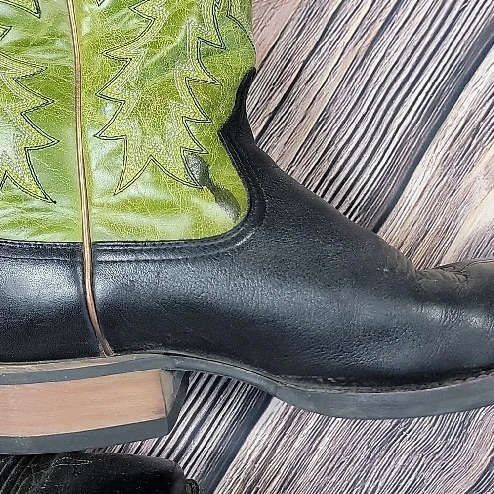 Mens size 9 Ariat boots